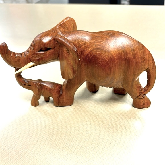 Elephant with baby-Hand Carved - Picture 4 of 11